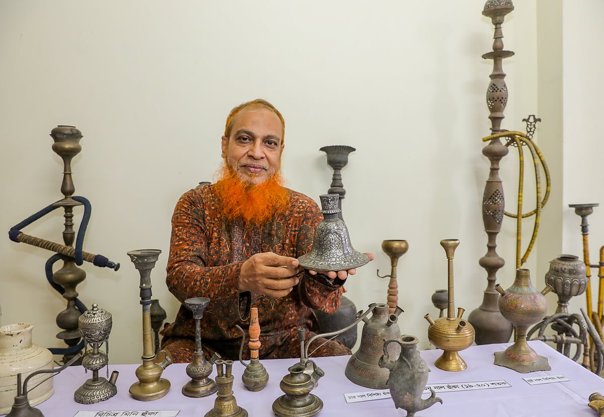 নাজমুল হকের সংগ্রহে আছে নানা আকৃতির হুঁকা