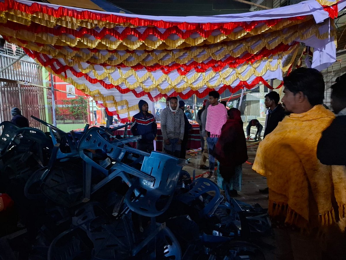 ময়মনসিংহ নগরের থানাঘাট এলাকায় হজরত শাহ সুফী সৈয়দ কালু শাহ (রহ.)–এর মাজারের ওরস উপলক্ষ্যে আয়োজিত অনুষ্ঠানে হামলা ও ভাঙচুরের পর। আজ সকালে তোলা