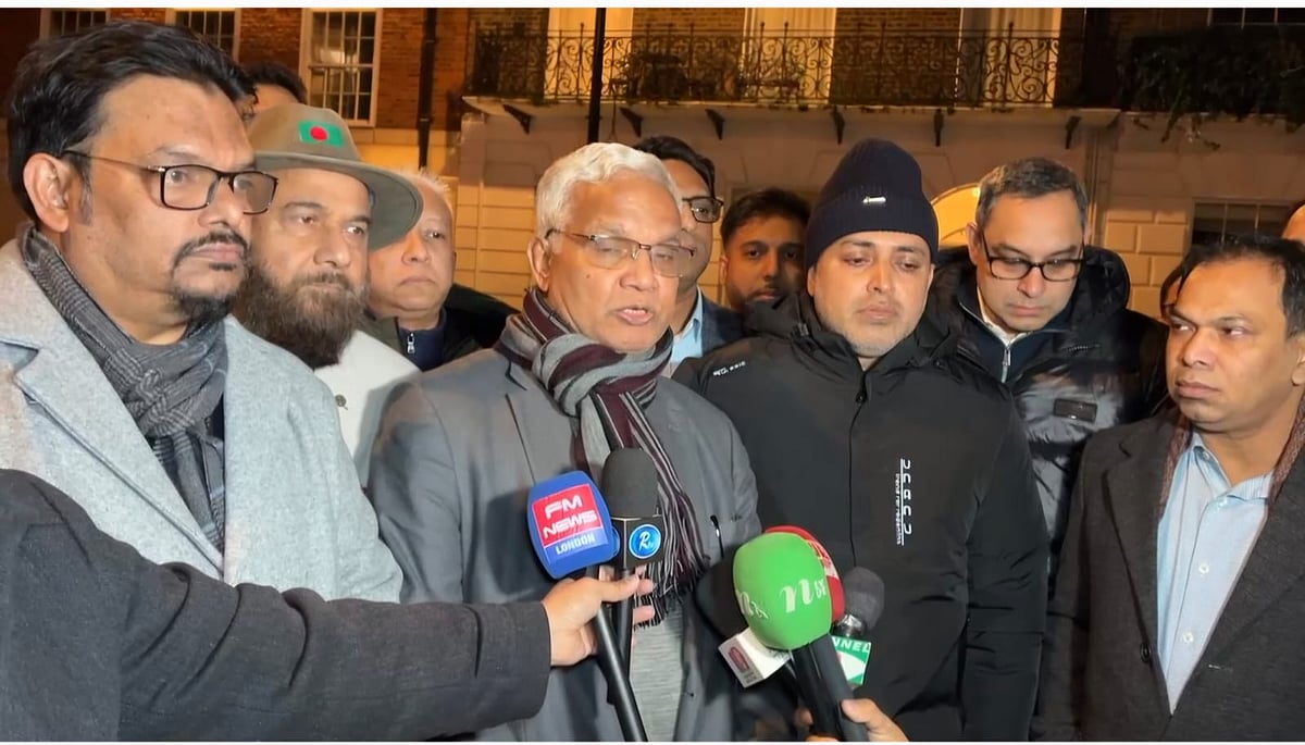 বিএনপি চেয়ারপারসন খালেদা জিয়ার ব্যক্তিগত চিকিৎসক এ জেড এম জাহিদ হোসেন সাংবাদিকদের ব্রিফ করেন। ৯ জানুয়ারি, লন্ডন, যুক্তরাজ্য