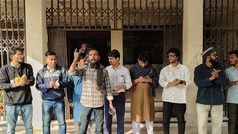 গুচ্ছ ভর্তি পদ্ধতি থেকে বেরিয়ে নিজস্ব পদ্ধতিতে ভর্তি পরীক্ষা নেওয়ার দাবিতে কুমিল্লা বিশ্ববিদ্যালয়ের প্রশাসনিক ভবনের সামনে শিক্ষার্থীদের অবস্থান কর্মসূচি