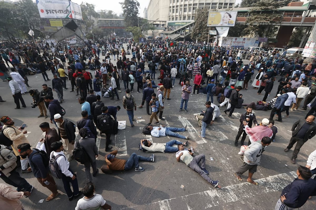 চাকরিচ্যুত বিডিআর সদস্যসহ ‘ভুক্তভোগী’ পরিবারের সদস্য ও স্বজনেরা শাহবাগ ‘ব্লকেড’ কর্মসূচি পালন করছেন