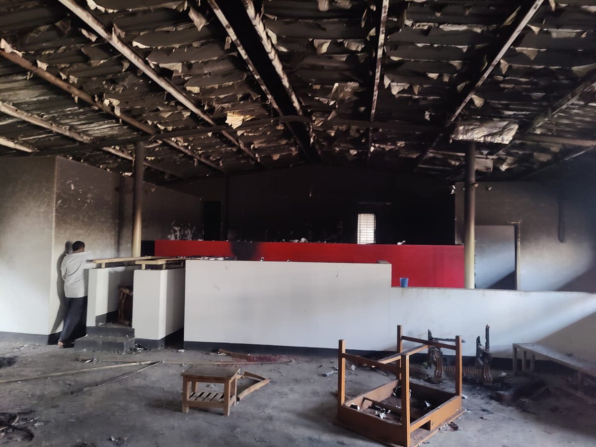 পুরান ঢাকার বকশীবাজারের আলিয়া মাদ্রাসা মাঠে স্থাপিত অস্থায়ী বিশেষ আদালতের এজলাস। ছবিটি আজ বৃহস্পতিবার দুপুরে তোলা