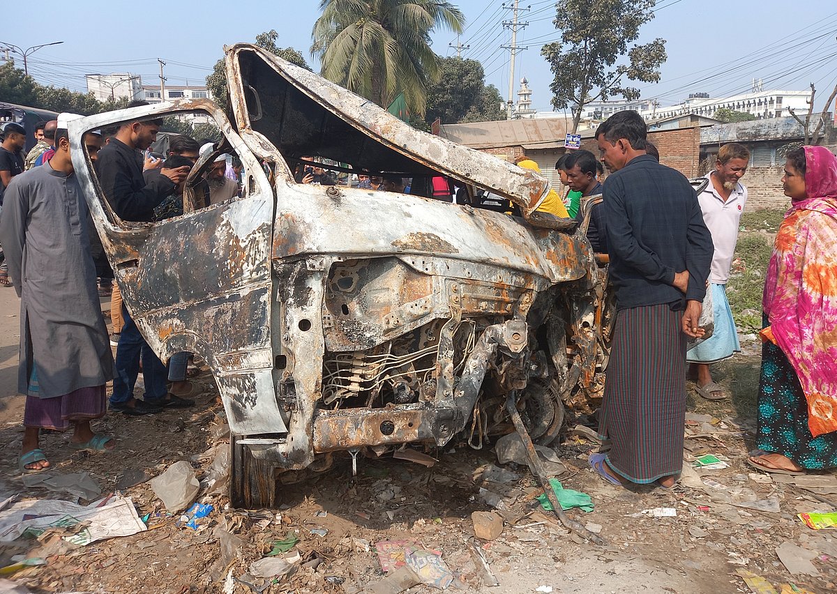 সাভারে দুর্ঘটনাকবলিত অ্যাম্বুলেন্সটি দেখছে উৎসুক জনতা। বৃহস্পতিবার বেলা ১১টার দিকে ফুলবাড়িয়া পুলিশ টাউন এলাকায়