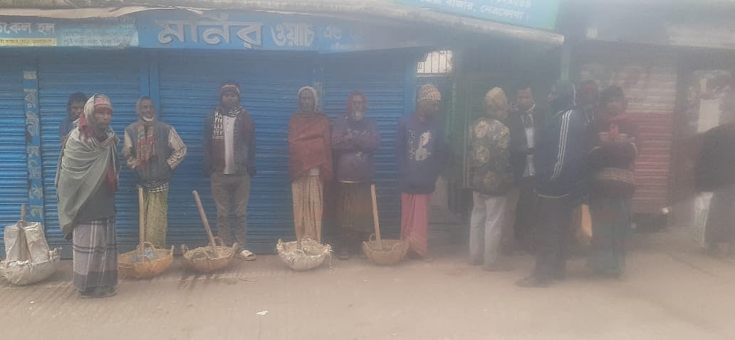 এক দিন কাজ না পেলে তাঁদের অনেকের কপালেই খাবার জোটে না। আজ শুক্রবার সকালে নেত্রকোনা শহরের তেরিবাজার মোড় এলাকায়