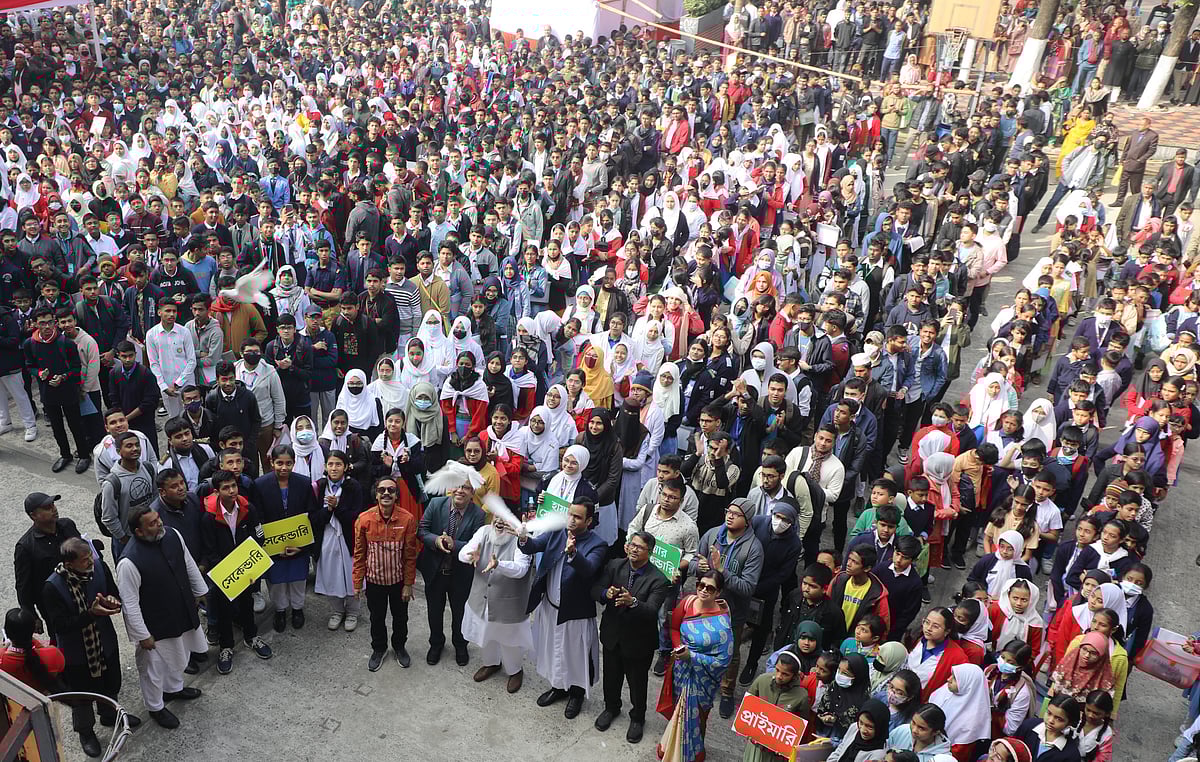 চট্টগ্রামে আজ শুরু হয়েছে ডাচ্-বাংলা ব্যাংক প্রথম আলো আঞ্চলিক গণিত উৎসব। আজ সকাল সাড়ে আটটায় চট্টগ্রাম নগরের সেন্ট প্ল্যাসিড স্কুল অ্যান্ড কলেজে