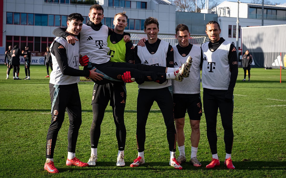 অনুশীলনের ফাঁকে লিওন গোরেৎস্কাকে কোলে তুলে নিয়ে মানুয়েল নয়্যার, টমাস মুলারদের রসিকতা। আজ রাতে বুন্দেসলিগায় খেলতে নামবে তাঁদের দল বায়ার্ন মিউনিখ