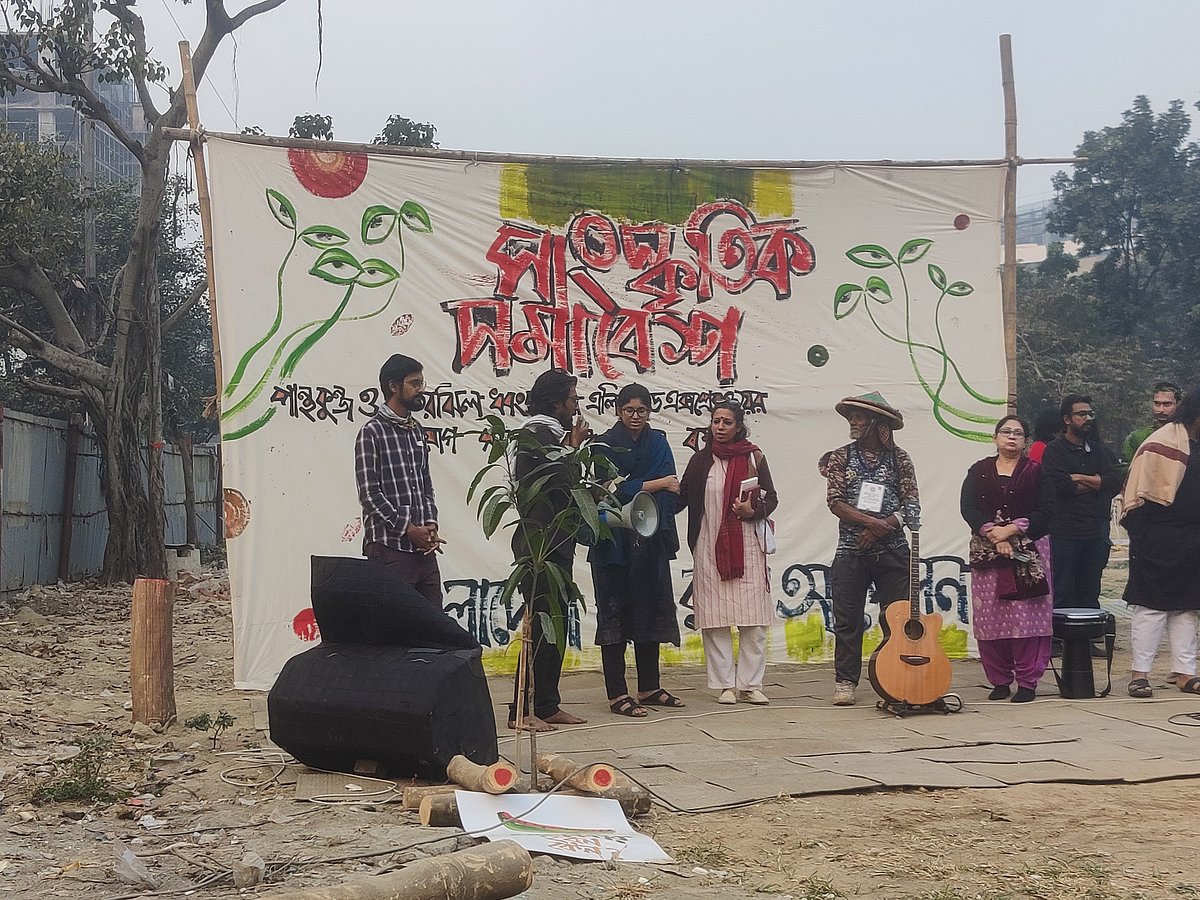 ঢাকা এলিভেটেড এক্সপ্রেসওয়ের কারওয়ান বাজার থেকে পলাশী পর্যন্ত অংশ নির্মাণের প্রকল্প বাতিলের দাবিতে চলমান আন্দোলনে সংহতি জানিয়ে বক্তব্য দেন বৈষম্যবিরোধী ছাত্র আন্দোলনের মুখপাত্র উমামা ফাতেমা। আজ শুক্রবার বিকেলে কারওয়ান বাজারের পান্থকুঞ্জ পার্কে