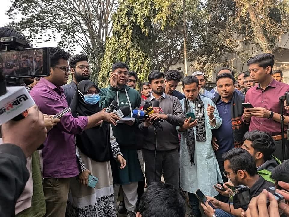 বৈষম্যবিরোধী ছাত্র আন্দোলনের জুলাই গণ–অভ্যুত্থানবিষয়ক বিশেষ সেলের সদস্যরা ঢাকা মেডিকেল কলেজ হাসপাতালের জরুরি বিভাগের ফটকে জরুরি সংবাদ সম্মেলন করেন। ঢাকা, ১০ জানুয়ারি