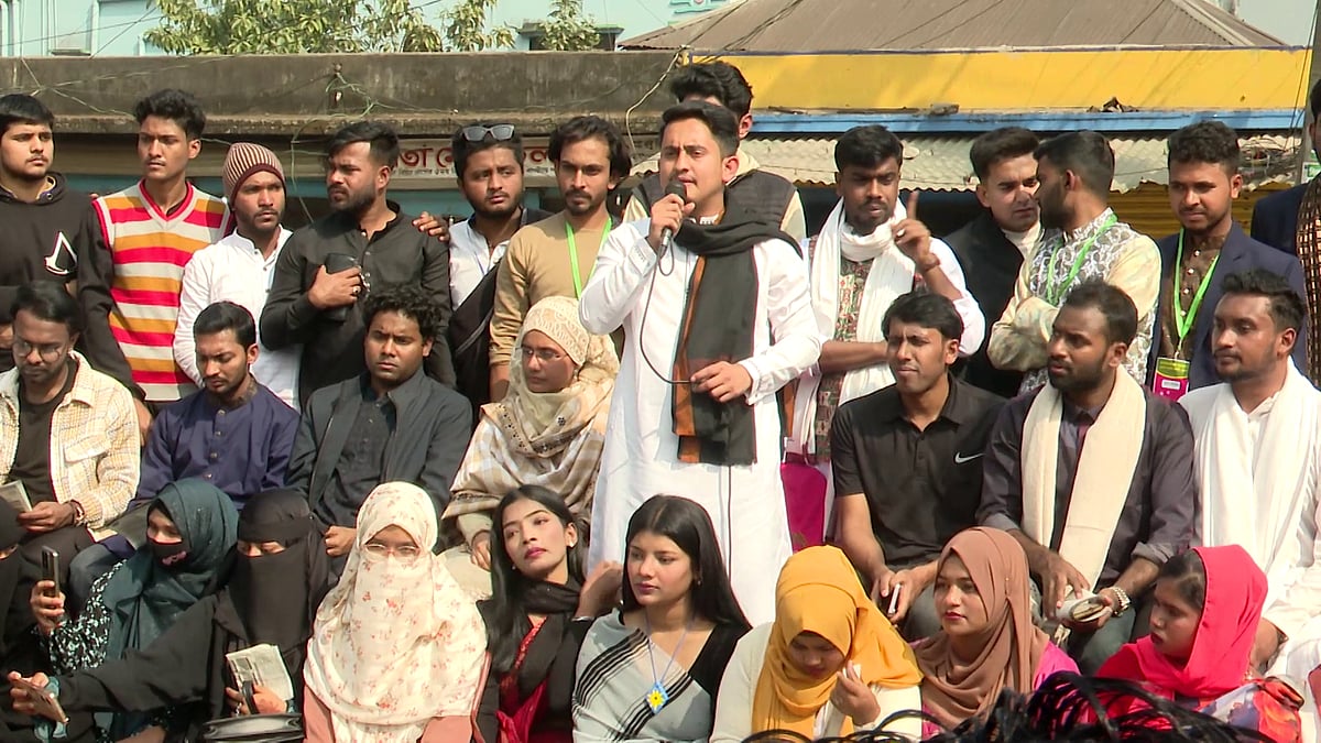 ‘জুলাই বিপ্লবের ঘোষণাপত্রের’ পক্ষে জনমত তৈরিতে আয়োজিত পথসভায় বক্তব্য দেন সারজিস আলম। আজ শুক্রবার সকালে ভোলার ইলিশ চত্বর মোড়ে