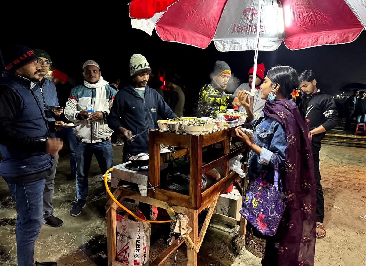 গরম-গরম বাহারি পিঠা খেতে কাওসার খানের দোকানে ক্রেতাদের ভিড়। বুধবার রাতে পটুয়াখালী জেলা শহরের সার্কিট হাউস-সংলগ্ন কেন্দ্রীয় শহীদ মিনার প্রাঙ্গণে