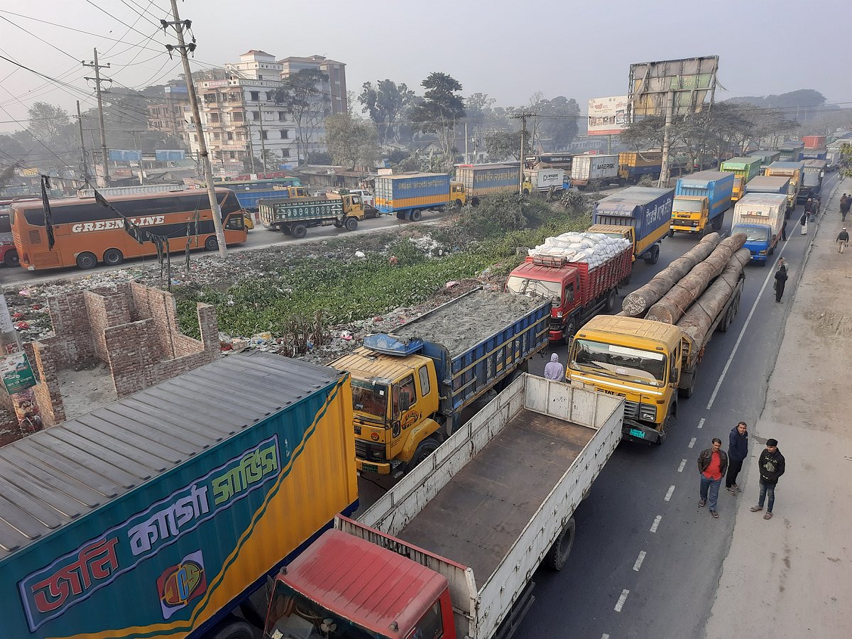 ঢাকা-চট্টগ্রাম মহাসড়কের কুমিল্লার দাউদকান্দিতে তীব্র যানজটের সৃষ্টি হয়েছে। আজ শুক্রবার ভোর থেকে শুরু হয় এই যানজট, যাতে মহাসড়কের চার লেনেই চলাচল স্থবির হয়ে যায়