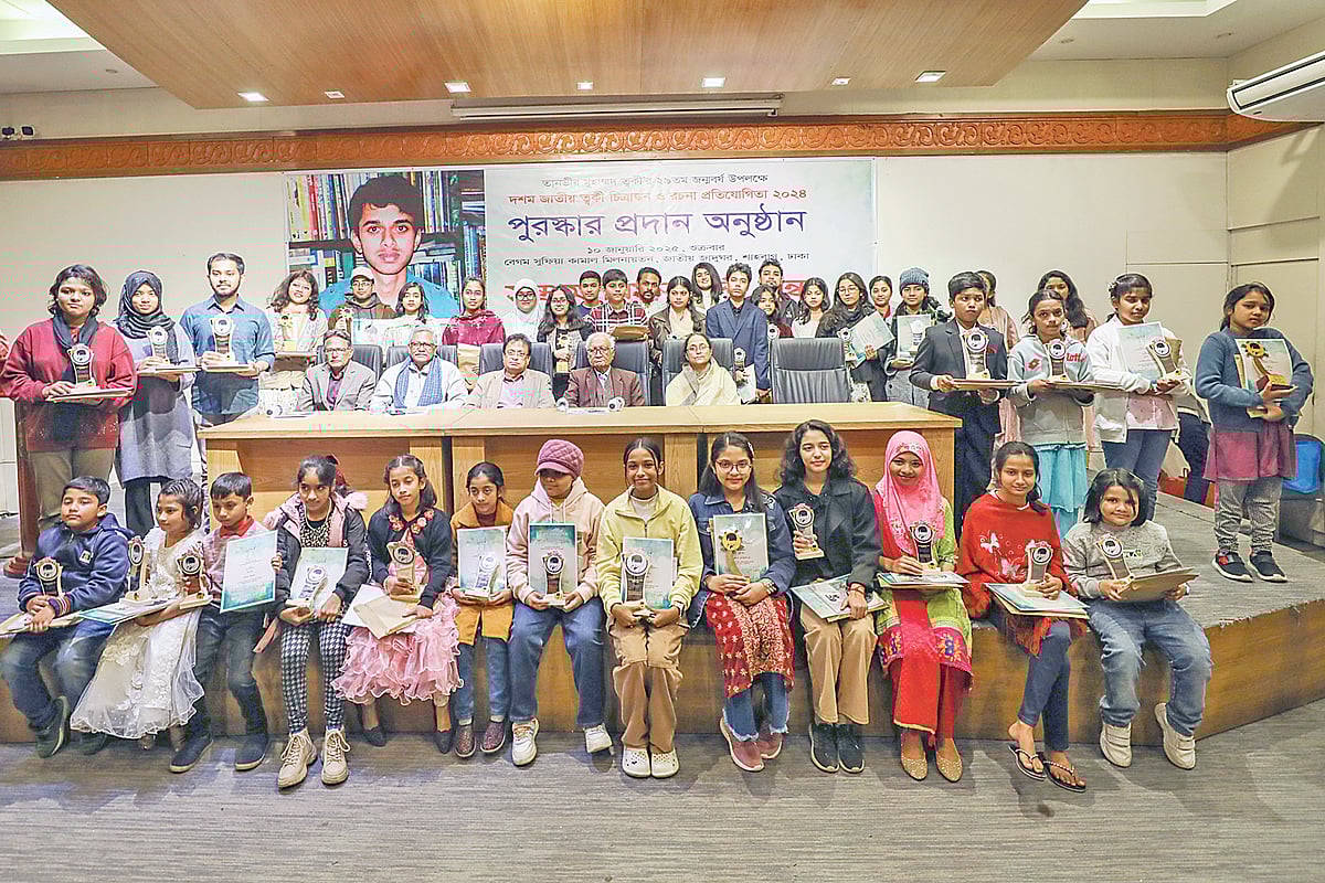 তানভীর মুহাম্মদ ত্বকীর ২৯তম জন্মবর্ষ উপলক্ষে সন্ত্রাস নির্মূল ত্বকী মঞ্চ আয়োজিত জাতীয় ত্বকী চিত্রাঙ্কন ও রচনা প্রতিযোগিতার পুরস্কার বিতরণ অনুষ্ঠানে পুরস্কারজয়ীদের সঙ্গে অতিথিরা। শুক্রবার রাজধানীর শাহবাগে জাতীয় জাদুঘরের কবি সুফিয়া কামাল মিলনায়তনে