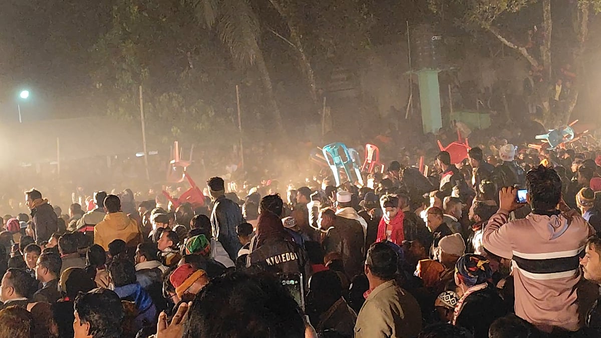 ইত্যাদির দৃশ্যধারণ আয়োজনে দর্শকেরা সীমানা পেরিয়ে অনুষ্ঠানস্থলে ঢুকে পড়েন। পরে চেয়ারে বসা নিয়ে চেয়ার ছোড়াছুড়ির ঘটনা ঘটে। গতকাল বৃহস্পতিবার রাতে ঠাকুরগাঁওয়ের রানীশংকৈলের রাজা টংকনাথের রাজবাড়িতে