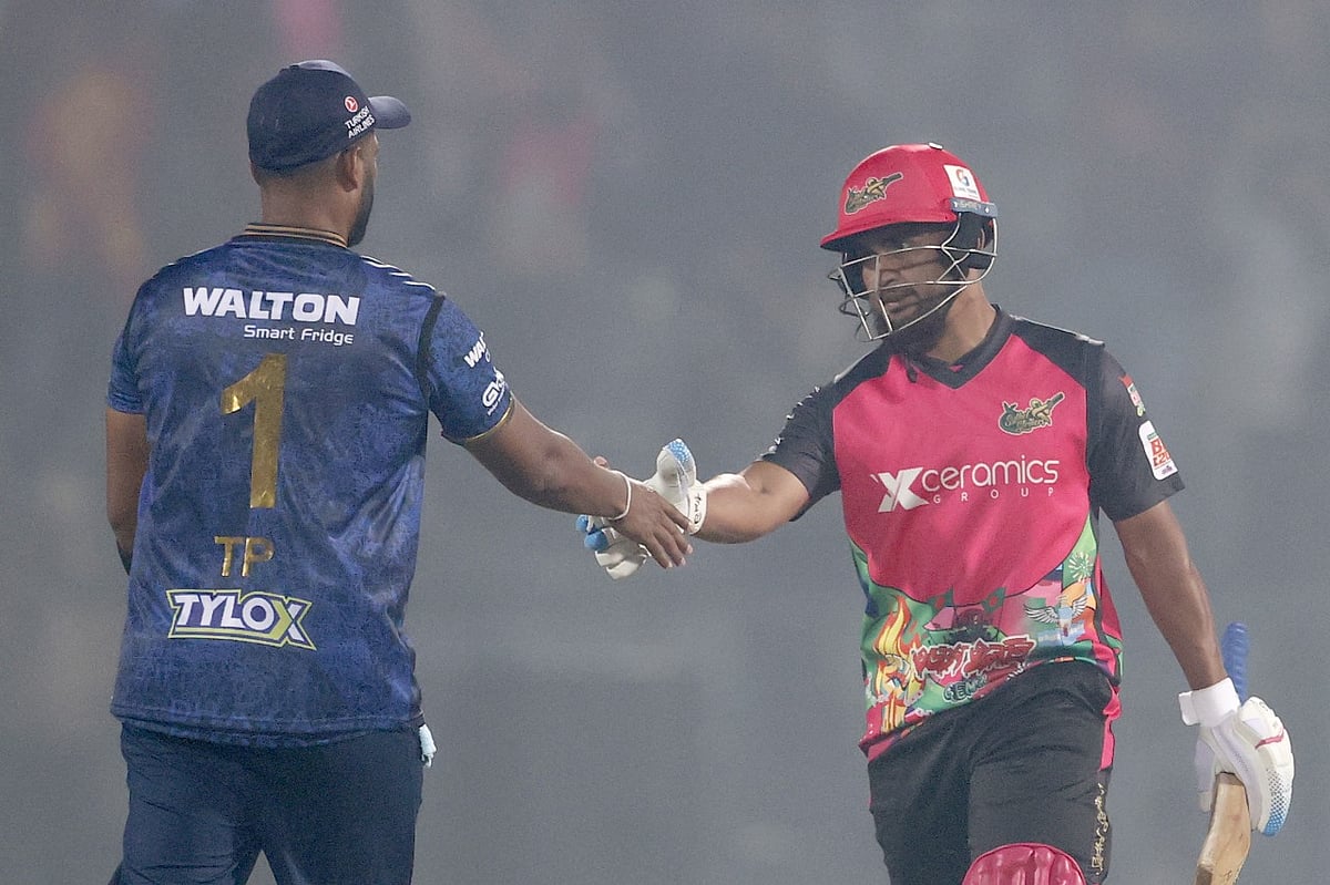 জয় এনে দেওয়ার পর ঢাকা ক্যাপিটালস অধিনায়ক থিসারা পেরেরার সঙ্গে সিলেট স্ট্রাইকার্স অধিনায়ক আরিফুল হকের করমর্দন