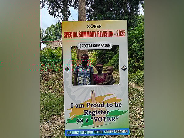 জারোয়া সম্প্রদায়ের সদস্যদের ভোটার তালিকায় অন্তর্ভুক্ত করার কথা জানিয়ে এক্সে এই ছবি পোস্ট করেছেন আন্দামানের প্রধান নির্বাহী কর্মকর্তা