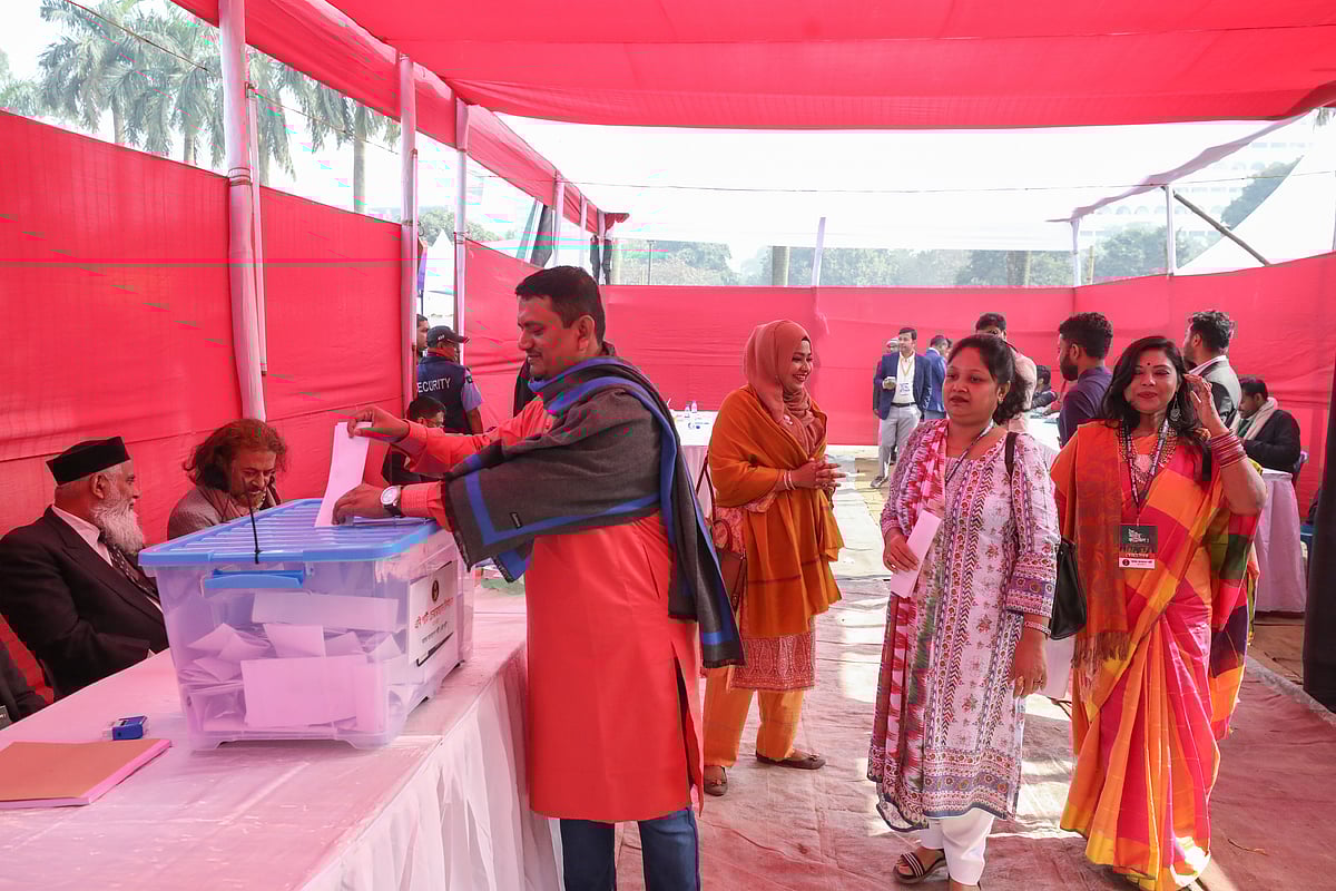 এবি পার্টির নতুন চেয়ারম্যান নির্বাচনে ভোট দিচ্ছেন এক কাউন্সিলর। আজ শুক্রবার রাজধানীর সোহরাওয়ার্দী উদ্যানে