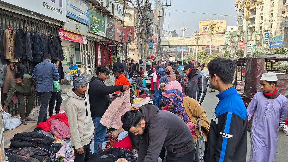 রাজশাহীতে দুই দিন ধরে চলছে মৃদু শৈত্যপ্রবাহ। এ কারণে গরম কাপড়ের দোকানে বেড়েছে ভিড়। আজ শুক্রবার সকালে রাজশাহী নগরের সাহেববাজার এলাকায়।