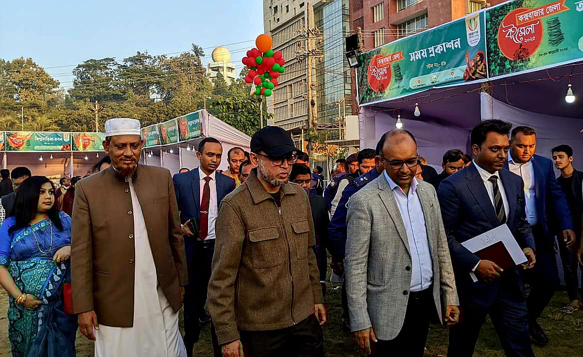 বইমেলা ঘুরে দেখছেন অন্তর্বর্তীকালীন সরকারের উপদেষ্টা মোস্তফা সরয়ার ফারুকী।  আজ শুক্রবার বিকেলে