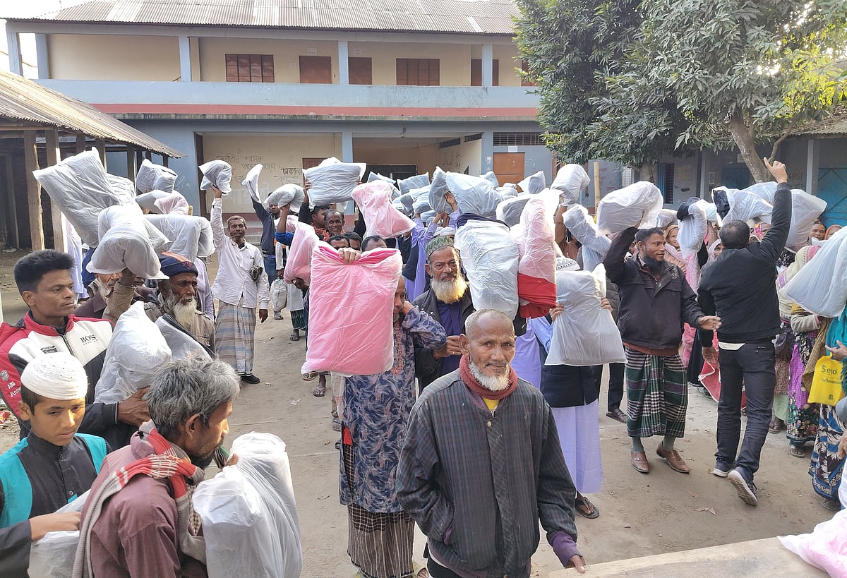 পাটগ্রামের বিভিন্ন ইউনিয়নের শীতার্ত ২০০ মানুষের হাতে প্রথম আলো ট্রাস্টের কম্বল তুলে দেওয়া হয়। শুক্রবার বিকেলে পাটগ্রাম আহারতুল্লাহ প্রধান সিনিয়র ফাজিল মাদ্রাসা মাঠে