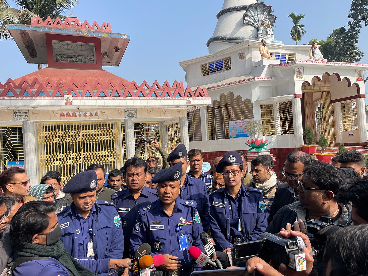 তরুণ চন্দর দাস খুনের মামলায় গ্রেপ্তার হওয়া সবুজ হোসেনকে শুক্রবার বেলা ১১টার দিকে শহরের শ্মশান মন্দিরে নিয়ে আসা হয়