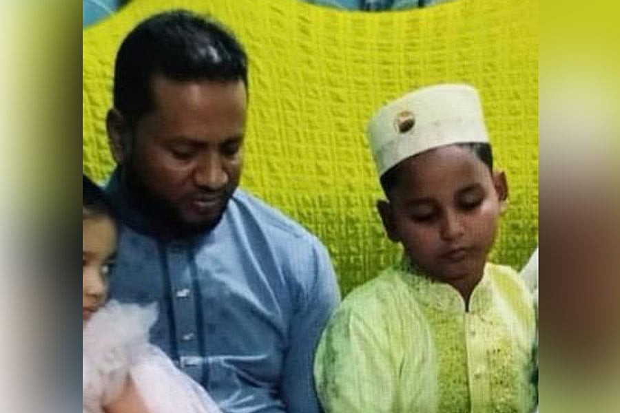 বাবা নেজাম উদ্দিনের সঙ্গে নাফিজ উদ্দিন (ডানে)