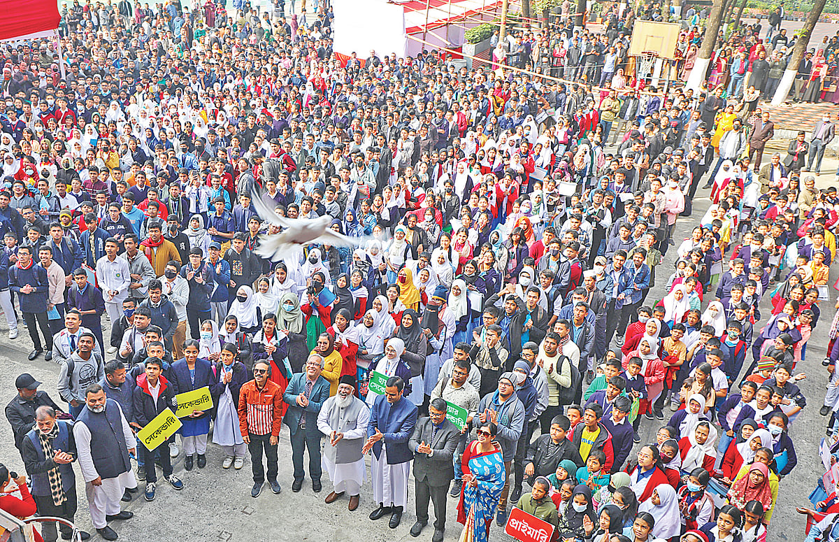 ডাচ্-বাংলা ব্যাংক–প্রথম আলো আঞ্চলিক গণিত উৎসব জাতীয় পতাকা উত্তোলন শেষে পায়রা উড়িয়ে উদ্বোধন করা হয়। গতকাল চট্টগ্রাম নগরের সেন্ট প্ল্যাসিডস স্কুল অ্যান্ড কলেজে