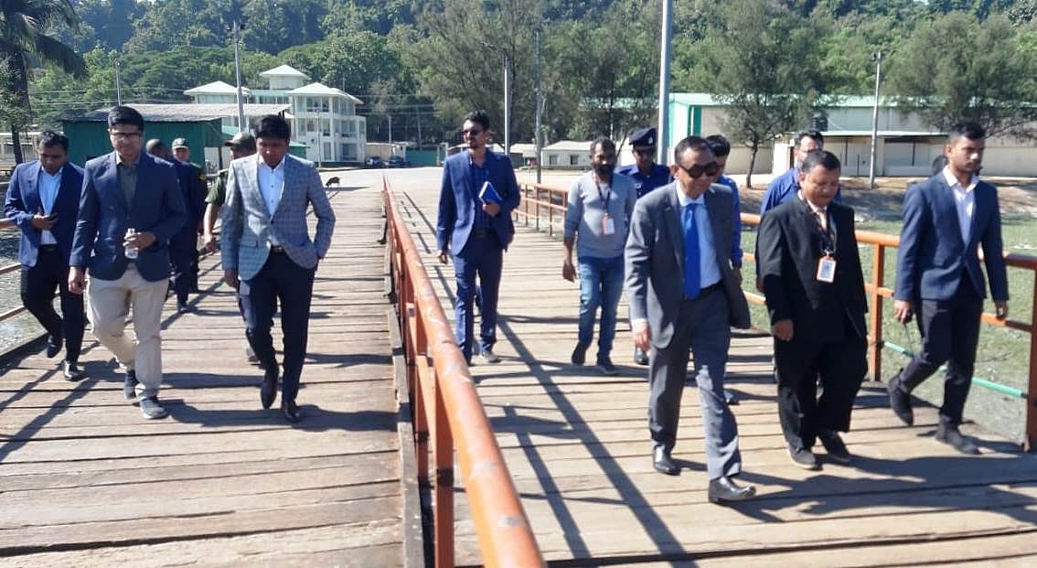 টেকনাফ স্থলবন্দর পরিদর্শন করেন  শ্রম ও কমসংর্স্থান মন্ত্রণালয়ের সচিব  এইচ এম শফিকুজ্জামান। স্থলবন্দরের বিভিন্ন স্থানে তারা ঘুরে দেখেন। আজ দুপুরে টেকনাফ স্থল বন্দর থেকে তোলা