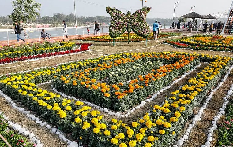 ফুল উৎসবে বাহারি নকশায় ফুলের বেড সাজানো হয়েছে। সেখানে হরেক জাতের নজড় কাড়া ফুলের শোভায় মুগ্ধ হন দর্শণার্থীরা। চট্টগ্রামের সীতাকুণ্ডের ডিসি পার্কে