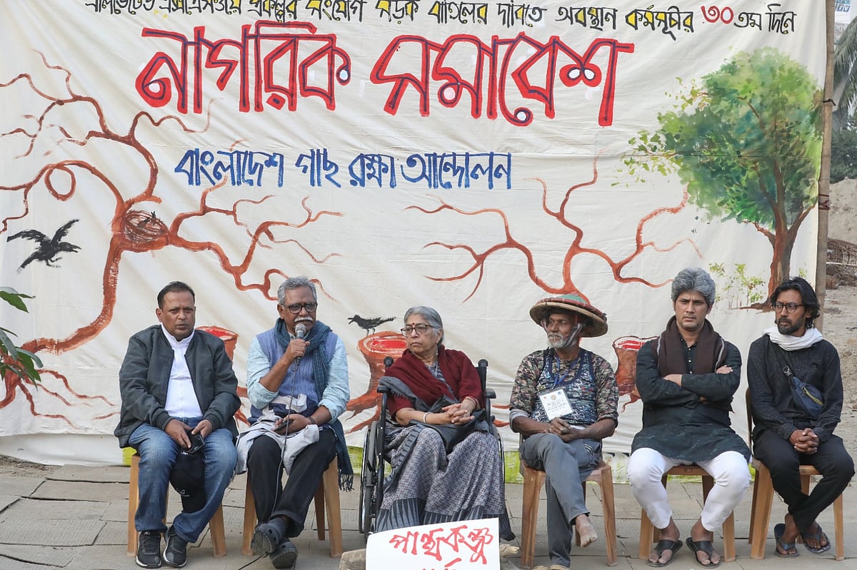 অর্থনীতিবিদ আনু মুহাম্মদ পান্থকুঞ্জ পার্ক রক্ষার দাবিতে আয়োজিত সমাবেশে বক্তব্য দেন। ঢাকা, ১১ জানুয়ারি