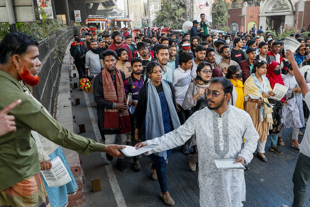 জুলাই ঘোষণাপত্রের পক্ষে গণসংযোগ ও লিফলেট বিতরণ কর্মসূচি পালন করে বৈষম্যবিরোধী ছাত্র আন্দোলন। আজ বিকেল ৪টায় চট্টগ্রাম নগরের ২ নম্বর গেট এলাকায়