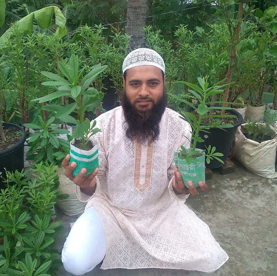 রাজশাহীর বাগমারায় নিজ বাড়ির ছাদে জিনসেং গাছ হাতে আইনুল ইসলাম। সম্প্রতি দৌলতপুর গ্রামে