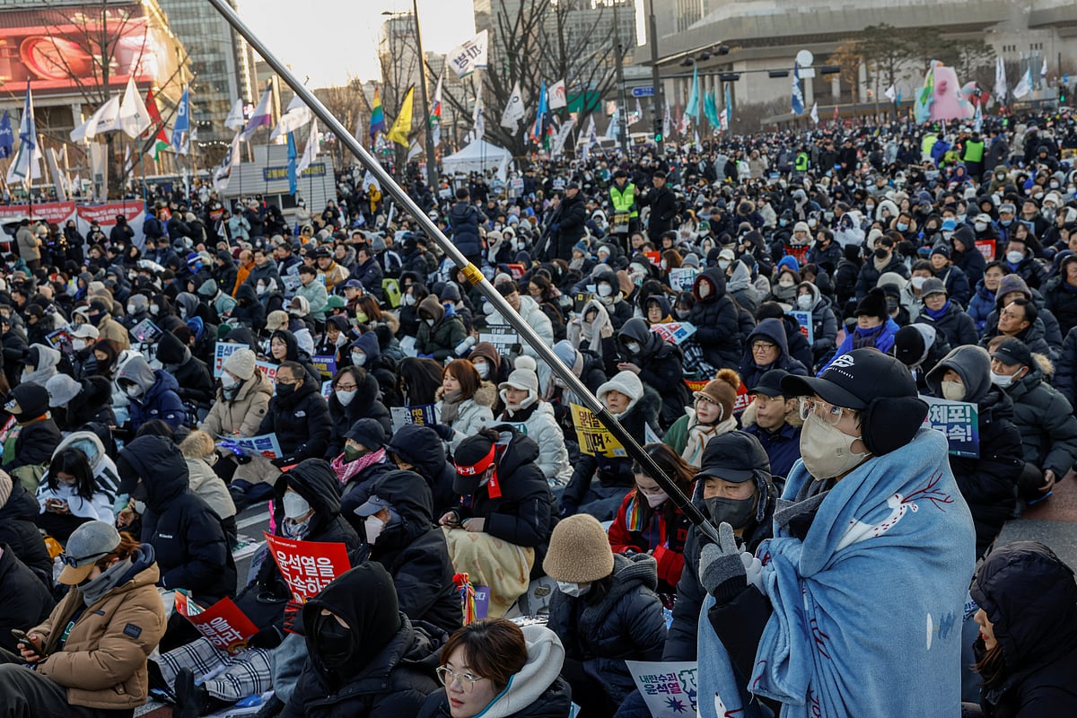 দক্ষিণ কোরিয়ার অভিশংসিত প্রেসিডেন্ট ইউন সুক-ইওলবিরোধীদের বিক্ষোভ। রাজধানী সিউলে, ১১ জানুয়ারি ২০২৫