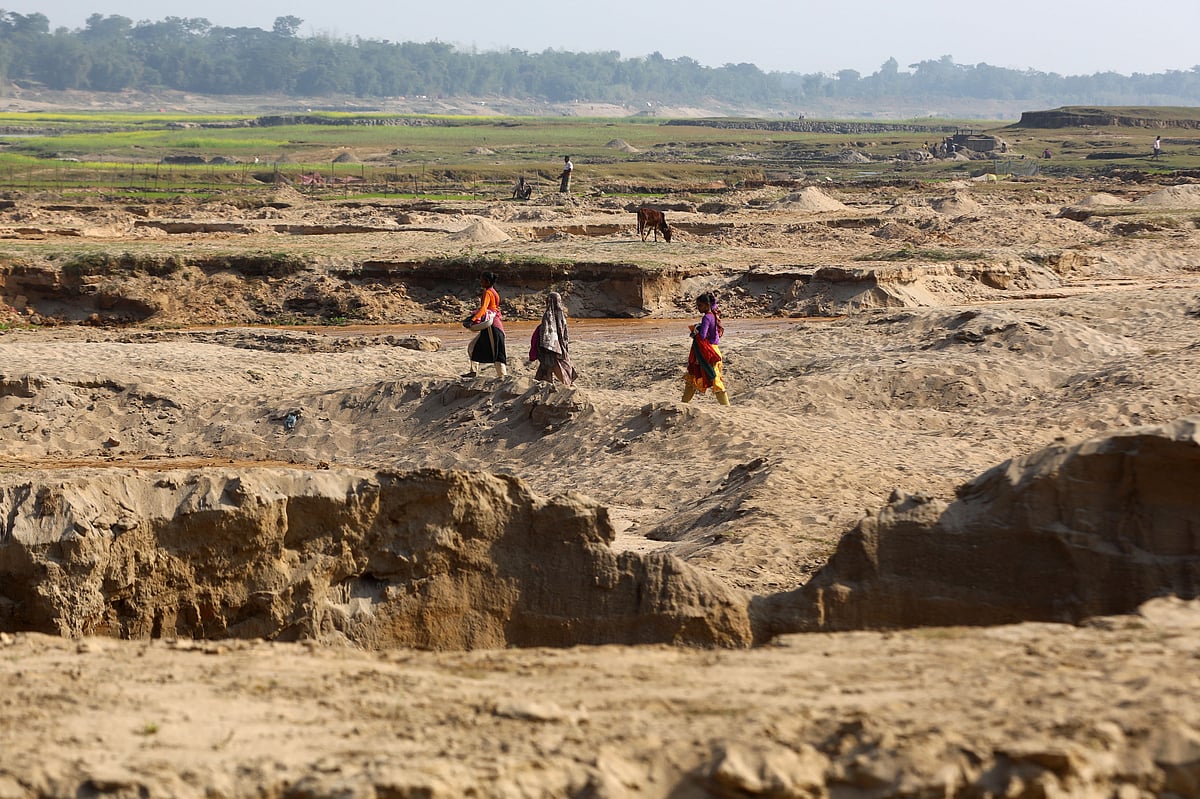 বালু ও পাথর তোলায় ক্ষতবিক্ষত ধলাই নদের বুক