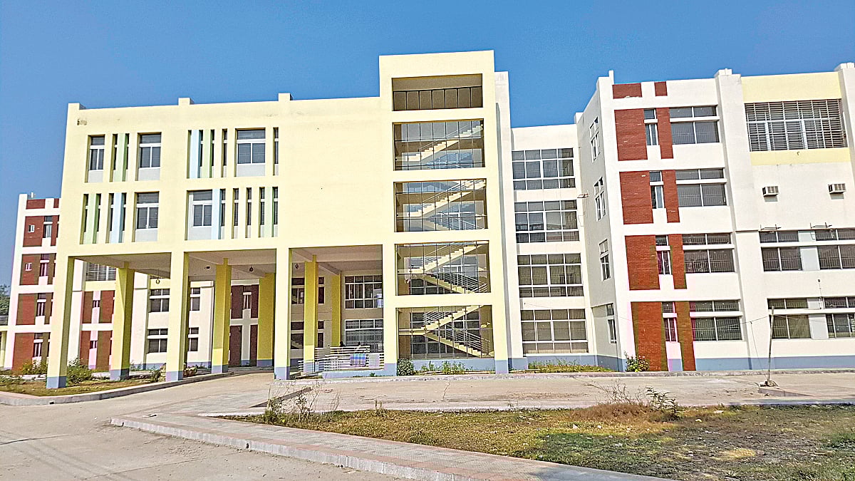 রাজশাহী শিশু হাসপাতাল উদ্বোধনের অপেক্ষায় পড়ে রয়েছে কয়েক বছর ধরে। সম্প্রতি নগরের টিবিপুকুর এলাকায়