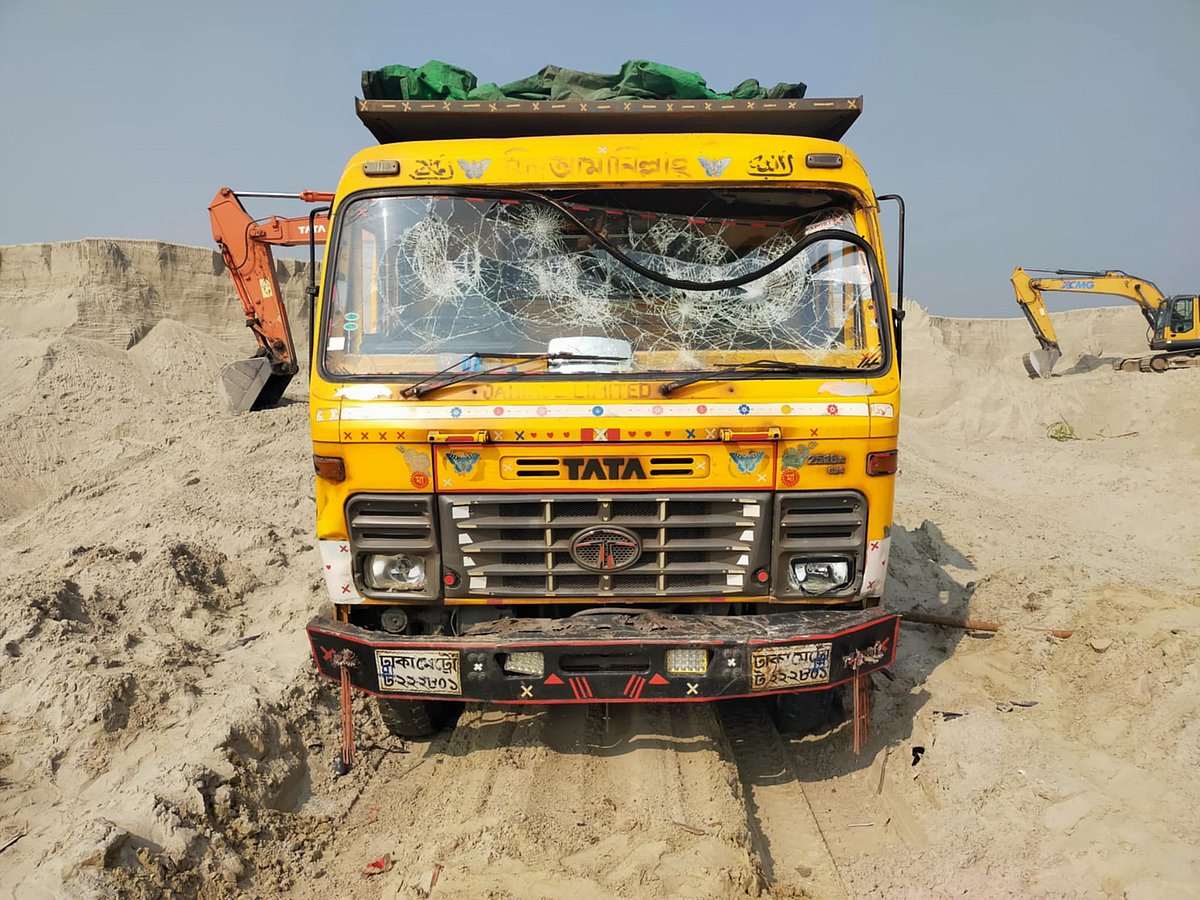 কুষ্টিয়ায় দুর্ঘটনায় শ্রমিক নিহতের পর কুষ্টিয়া-রাজবাড়ী আঞ্চলিক মহাসড়ক অবরোধ এবং এর সংলগ্ন গড়াই নদের তীরে বালু তোলার যন্ত্র ও ডাম্পট্রাকে ভাঙচুর চালান বিক্ষুব্ধ জনতা। আজ সকালে