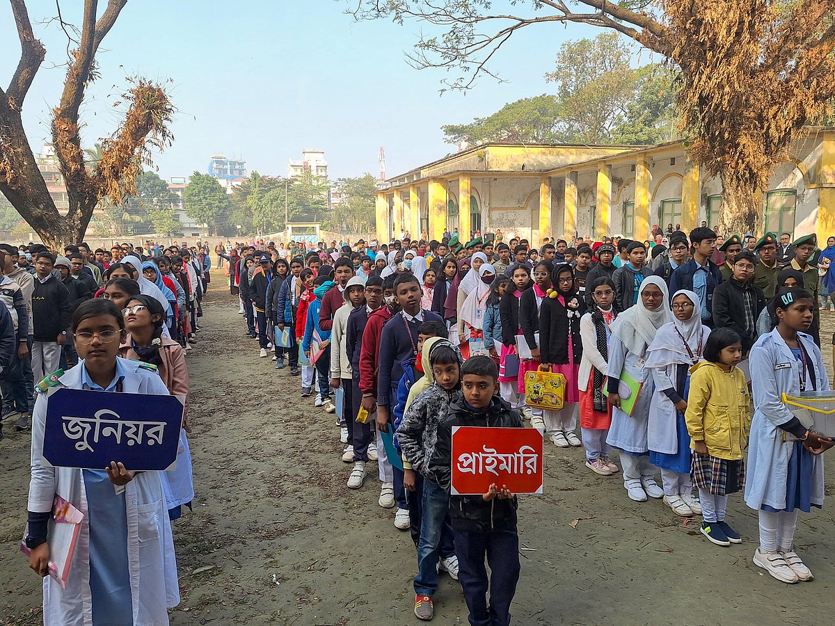 জাতীয় সংগীত গাওয়ার মাধ্যমে উদ্বোধন করা হয় ডাচ্-বাংলা ব্যাংক-প্রথম আলো বরিশাল আঞ্চলিক গণিত উৎসবের পর্ব। শনিবার সকালে বরিশাল নগরের বিএম স্কুল মাঠে