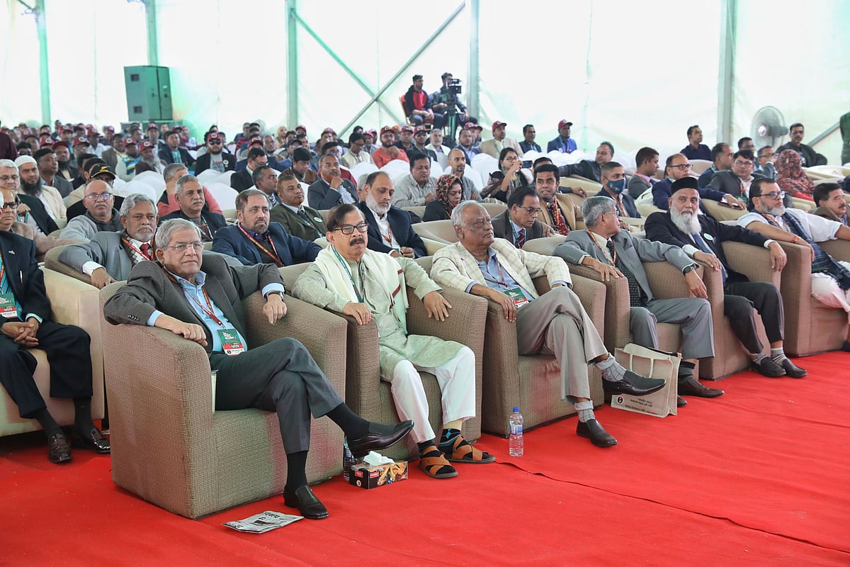 রাজধানীর সোহরাওয়ার্দী উদ্যানে এবি পার্টির কাউন্সিলে উপস্থিত ছিলেন বিভিন্ন রাজনৈতিক দলের নেতারা। তাঁদের অনেকে বক্তব্য দেন। ঢাকা, ১১ জানুয়ারি