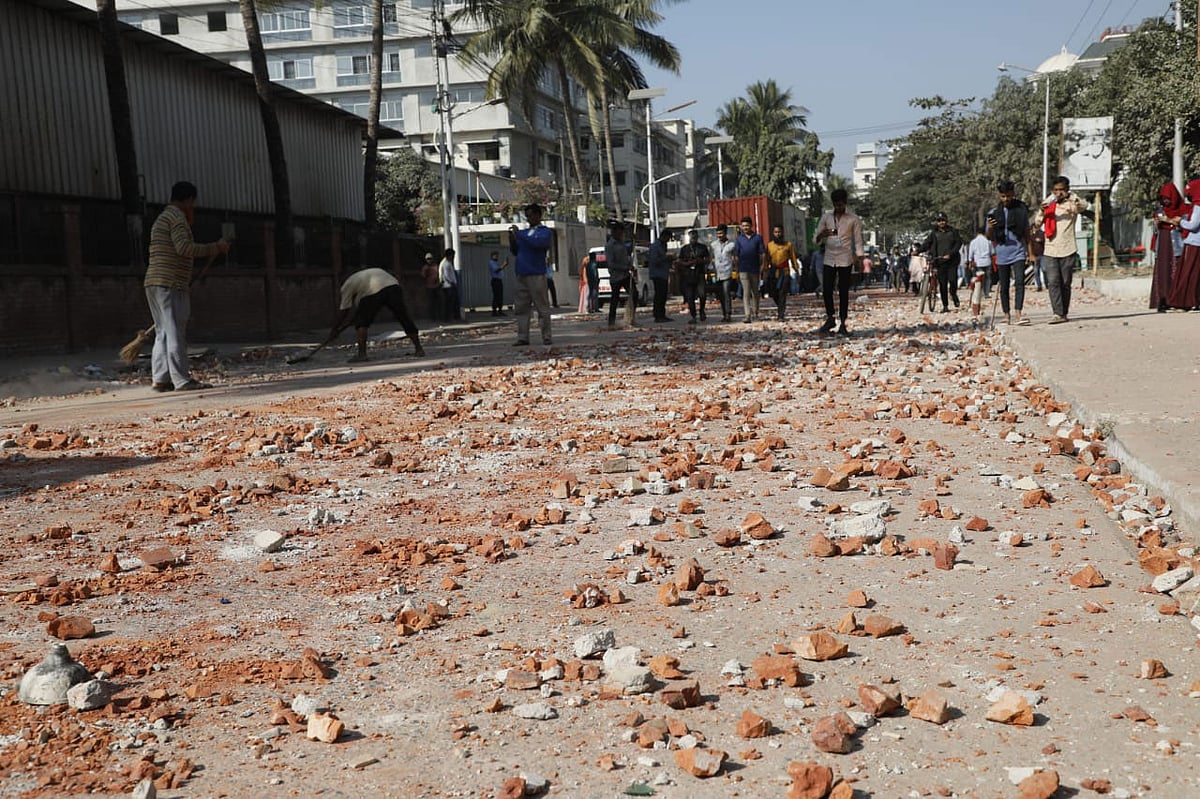 চট্টগ্রাম নগরের রপ্তানি প্রক্রিয়াজাতকরণ এলাকায় (সিইপিজেড) অবস্থিত দুটি পোশাক কারখানার শ্রমিকদের মধ্যে সংঘর্ষের পর রাস্তায় ছড়িয়ে থাকা ইট–পাটকেল। আজ দুপুর ১২ টায় তোলা
