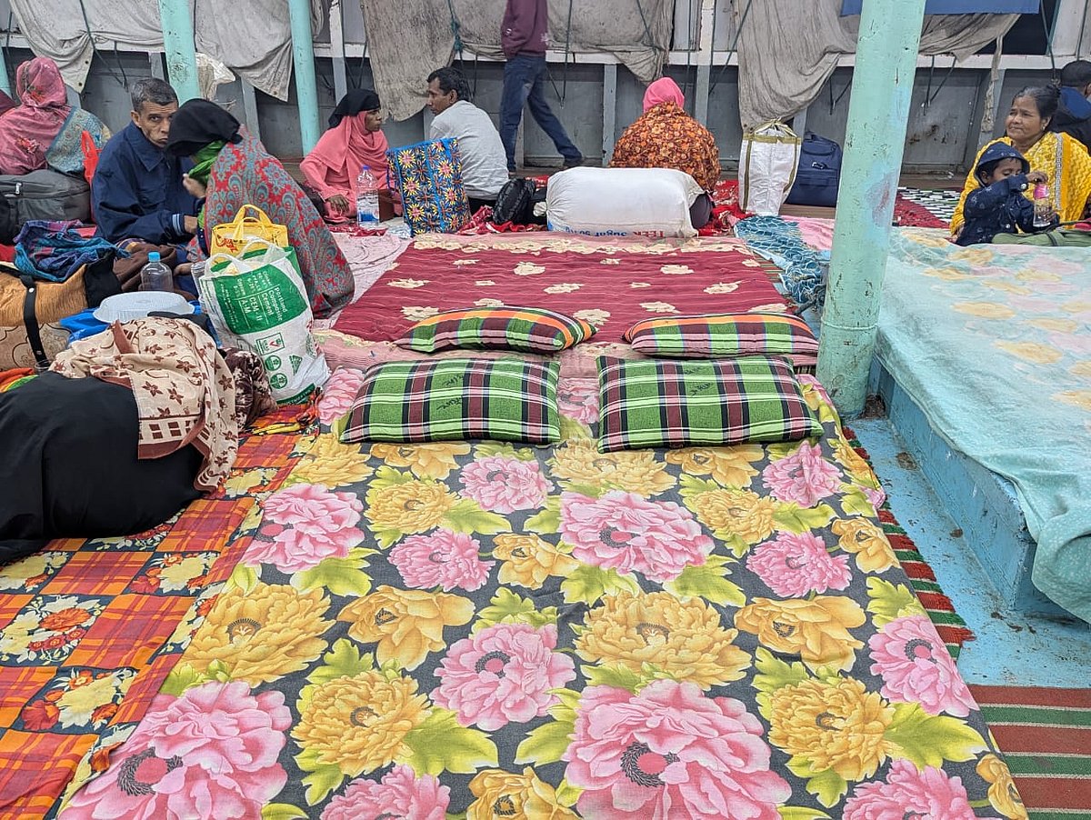 ডেকে তোশক বিছিয়ে ভাড়ার সঙ্গে অতিরিক্ত অর্থ আদায় করছেন লঞ্চের কর্মচারীরা। তোশক বিছিয়ে রাখায় যাত্রীরা এসব তোশকে যেতে বাধ্য হচ্ছেন। গতকাল শুক্রবার সন্ধ্যায় বরিশাল নদীবন্দরে সুন্দরবন লঞ্চে