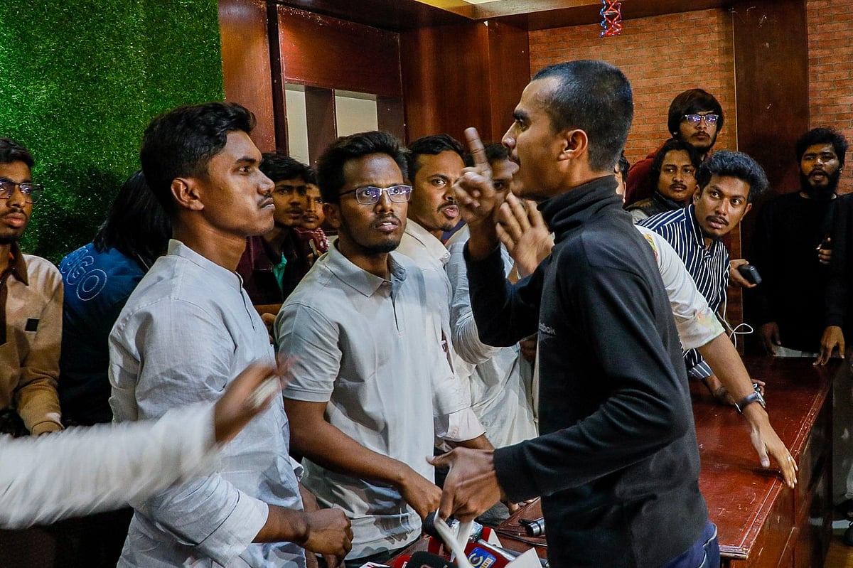 জুলাই ঘোষণাপত্রের পক্ষে গণসংযোগ ও লিফলেট বিতরণ কর্মসূচিকে কেন্দ্র করে বৈষম্যবিরোধী ছাত্র আন্দোলনের কর্মীদের মধ্যে পাল্টা-পাল্টাপাল্টি হামলার অভিযোগ করা হয়। এ ঘটনাকে কেন্দ্র করে সংবাদ সম্মেলনের আয়োজন করলে সেখানেও দুই পক্ষের মধ্যে বাগ্‌বিতণ্ডার ঘটনা ঘটে। আজ রাত ৯টায় চট্টগ্রাম প্রেসক্লাবে