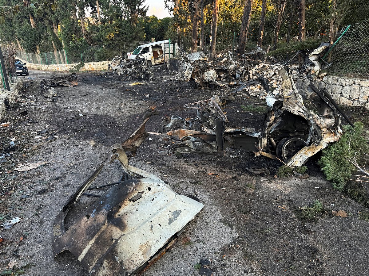 ইসরায়েলি হামলার পর লেবাননের দক্ষিণাঞ্চলের তায়ার দেব্বাতে পরে আছে ধ্বংসাবশেষ। ১১ জানুয়ারি