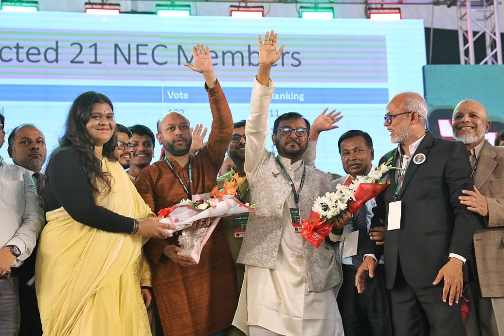 চেয়ারম্যান নির্বাচিত হয়েছেন মজিবুর রহমান ভূঁইয়া মঞ্জু (ডানে)৷ জেনারেল সেক্রেটারি পদে নির্বাচিত হয়েছেন আইনজীবী আসাদুজ্জামান ফুয়াদ (বাঁয়ে)।