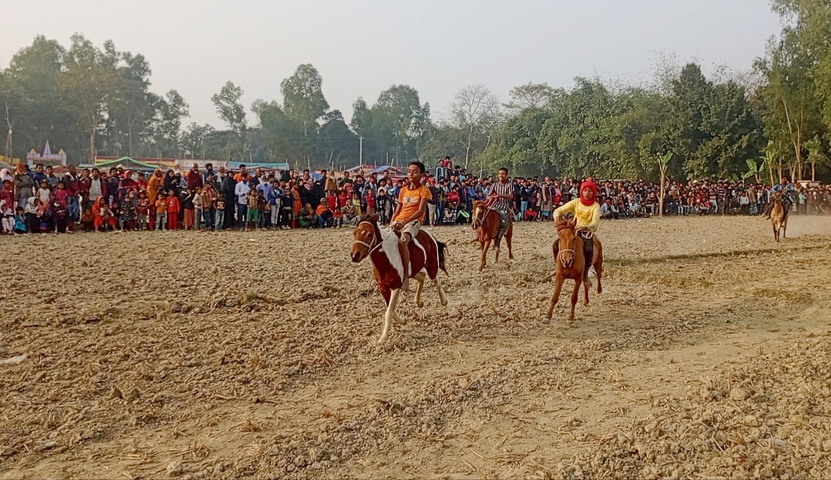পৌষ মেলা ‌উপলক্ষে ঘোড়দৌড় প্রতিযোগিতা। ঐতিহ্যবাহী এ দৌড় দেখতে হাজারো মানুষের ভিড়। শনিবার বগুড়ার সারিয়াকান্দি উপজেলার চর ডোমকান্দি মাঠে
