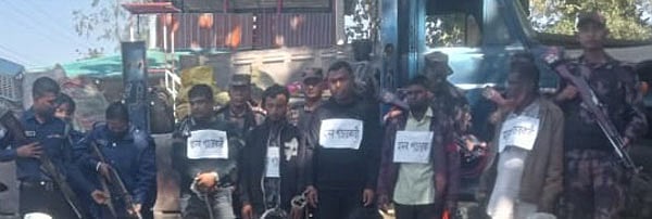 বান্দরবানের আলীকদম সীমান্ত দিয়ে অবৈধভাবে বাংলাদেশে রোহিঙ্গা শরণার্থীদের পাচারের অভিযোগে বিজিবির হাতে আটক পাচারকারী চক্রের সদস্য।গতকাল ভোরে আলীকদমের নয়াপাড়া ইউনিয়নের বুসিরমুখ এলাকায়