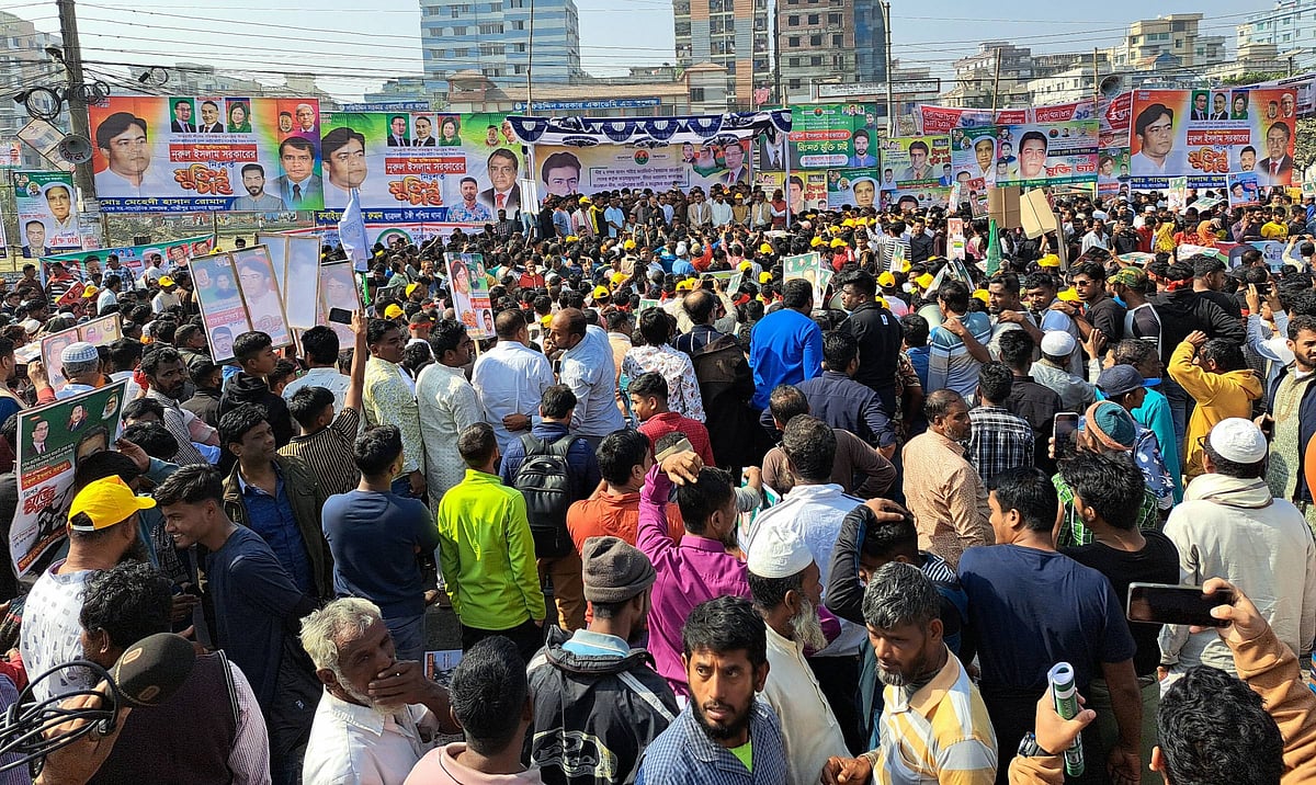 ময়মনসিংহমুখী সড়কের ওপর সমাবেশ করেছেন বিএনপির নেতা–কর্মীরা। আজ শনিবার বেলা সাড়ে ১১টার দিকে টঙ্গীর কলেজগেট এলাকায়