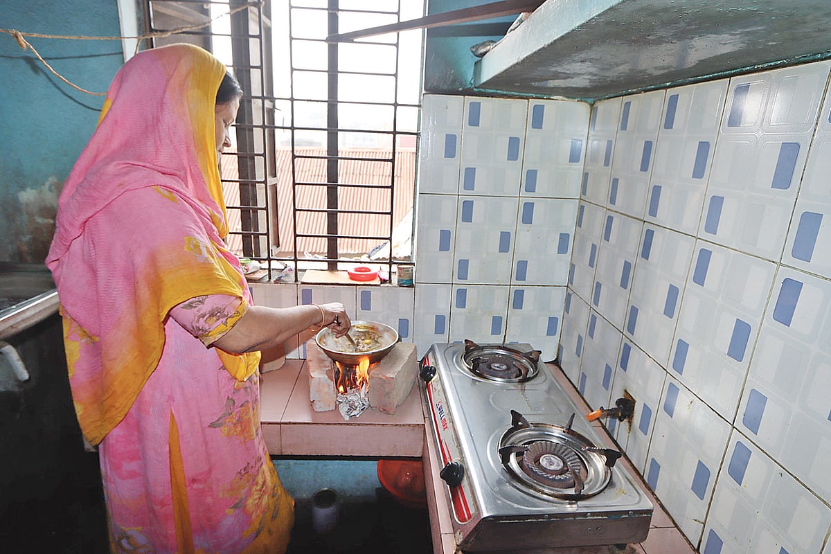 শীত এলেই কুমিল্লা নগরে দেখা যায় তীব্র গ্যাস-সংকট। লাইনে গ্যাস না থাকায় গৃহিণীদের বাধ্য হয়ে বিকল্প উপায়ে রান্না করতে হয়। গতকাল সকালে নগরের অশোকতলা এলাকায়