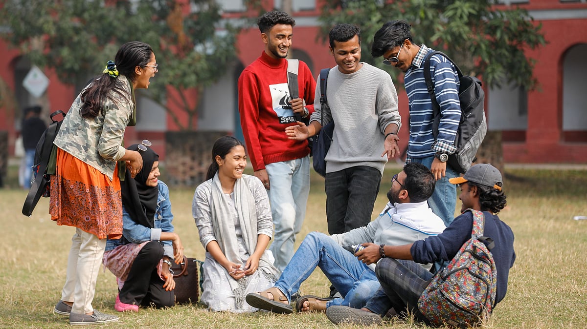 পড়াশোনার পাশাপাশি নানা সামাজিক ও সাংস্কৃতিক সংগঠনের সঙ্গে যুক্ত আছেন খুলনার সরকারি ব্রজলাল কলেজের শিক্ষার্থীরা