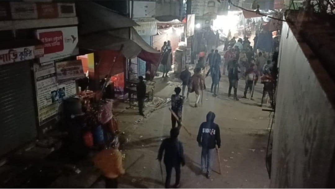 বিএনপির ফরিদপুর বিভাগীয় কমিটির সাংগঠনিক সম্পাদক সেলিমুজ্জামান সেলিম ও দলটির কেন্দ্রীয় সহ-আইনবিষয়ক সম্পাদক সৈয়দ জয়নুল আবেদীন মেসবাহর সমর্থকদের মধ্যে পাল্টাপাল্টি ধাওয়া। গতকাল রাতে চৌরঙ্গী মোড় এলাকায়