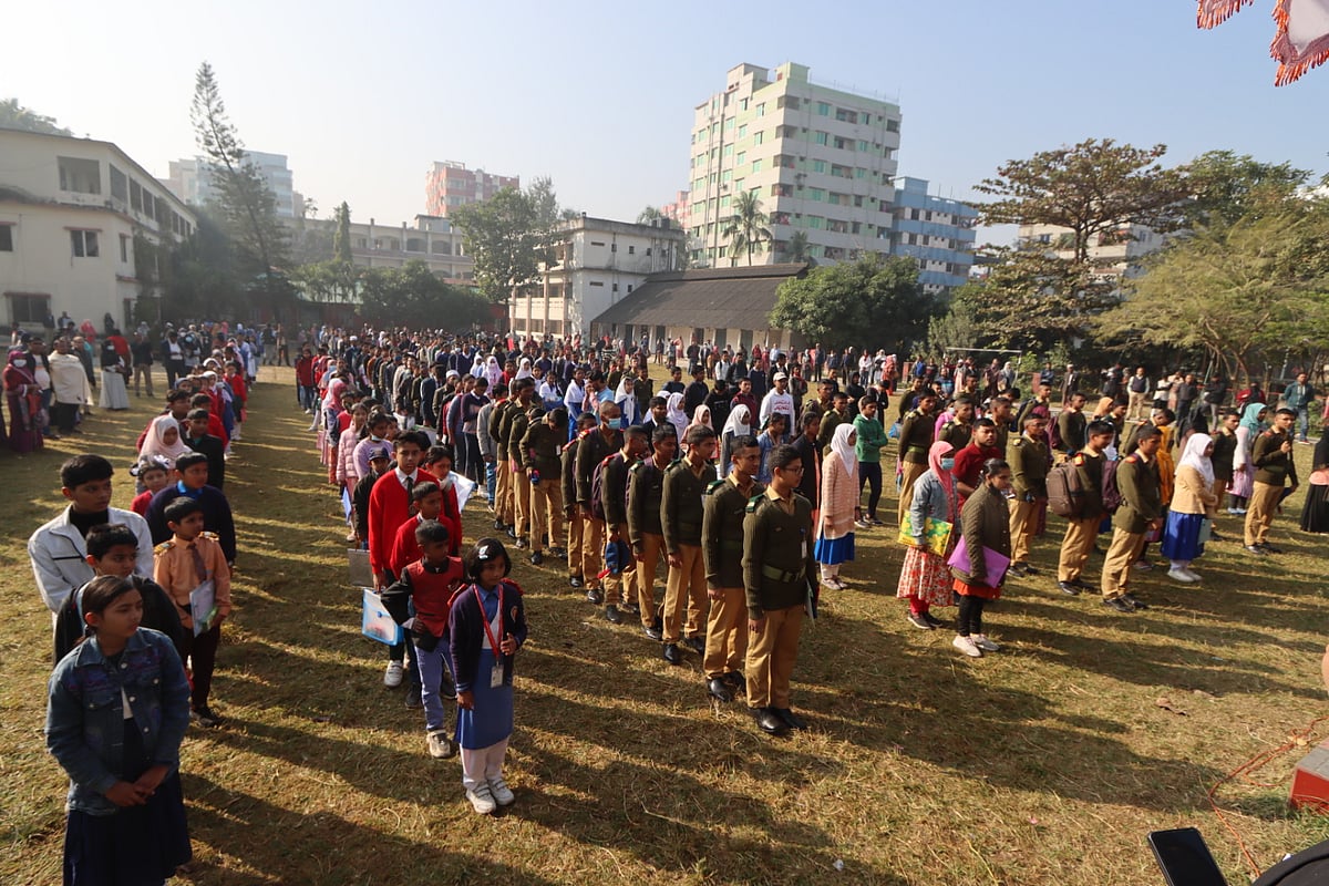 আজ সকালে কুমিল্লা নবাব ফয়জুন্নেছা সরকারি বালিকা উচ্চবিদ্যালয়ে শুরু হয় ডাচ্‌–বাংলা ব্যাংক-প্রথম আলো গণিত উৎসব