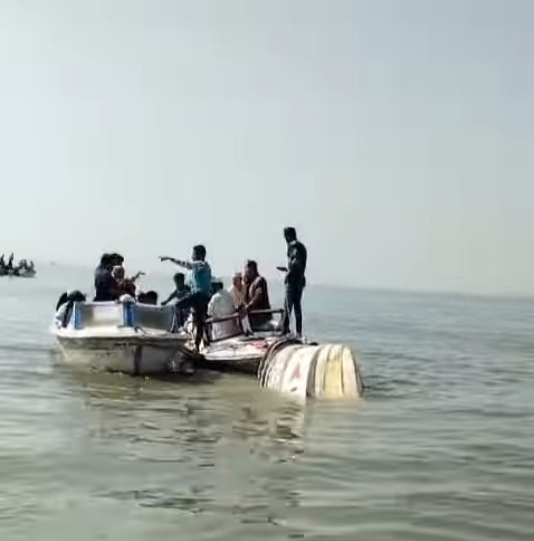 মহেশখালী -কক্সবাজার নৌপথের বাঁকখালী চ্যানেলে দুর্ঘটনার শিকার স্পিডবোট থেকে লোকজনকে উদ্ধার করা হচ্ছে। আজ দুপুরে তোলা